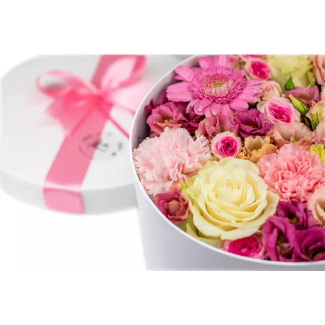 Box růžových květin zavřený